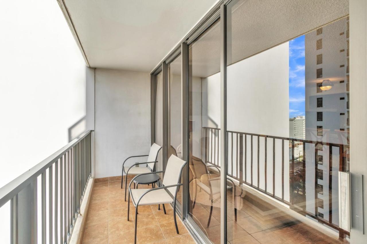 Sea View Condos At The Waikiki Banyan - Free Parking! Хонолулу Екстериор снимка