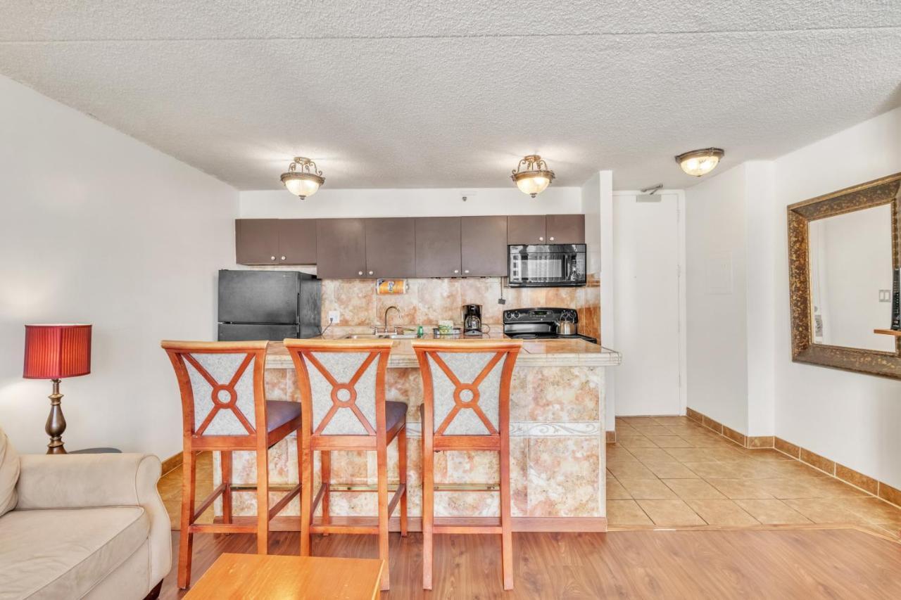 Sea View Condos At The Waikiki Banyan - Free Parking! Хонолулу Екстериор снимка