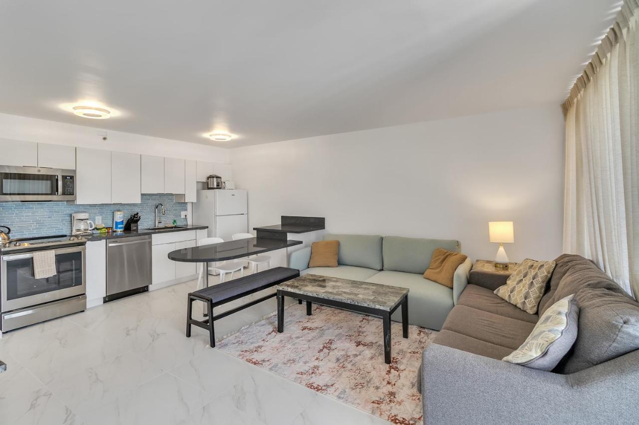 Sea View Condos At The Waikiki Banyan - Free Parking! Хонолулу Екстериор снимка