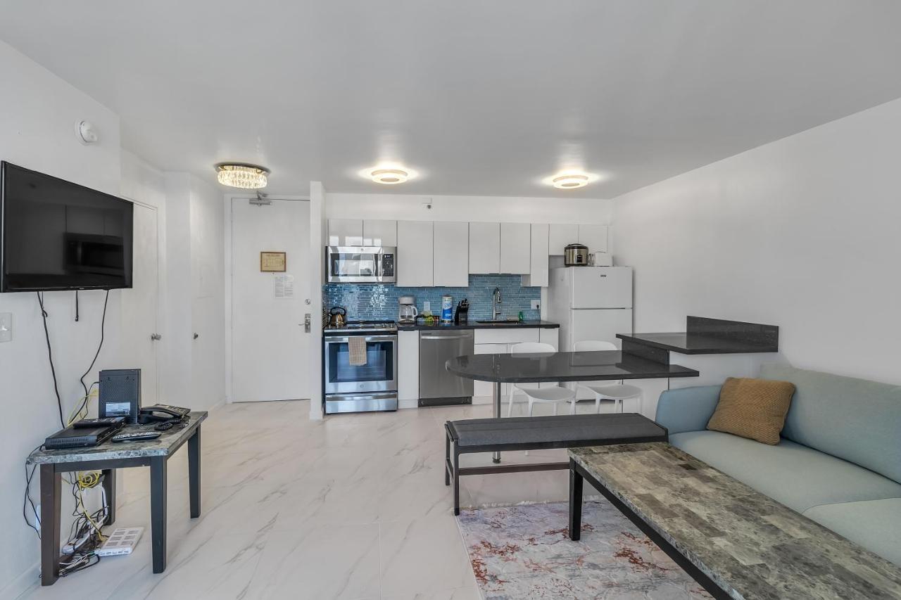 Sea View Condos At The Waikiki Banyan - Free Parking! Хонолулу Екстериор снимка
